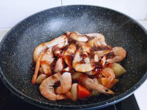 10分钟后，虾已经面色，蔬菜也熟了。