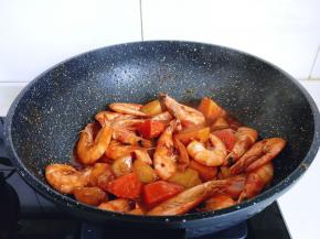 将酱料翻炒均匀，盖上盖子焖煮1分钟，关火，出锅。