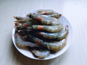 依次剪好的虾，用冷水冲洗干净，再淋干水分。