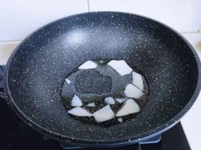 热锅加入这次底油，小火将其融化。