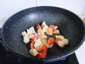 把蔬菜平铺锅底。