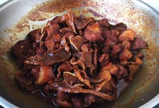 最后大火收汁，将汁收至浓稠，按照个人口味放少许盐调味即可。