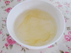 2.   吉利丁片用冻凉水泡软，