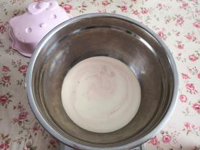 3.	淡奶油中加入牛奶和西瓜拌匀，