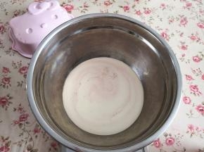 3.	淡奶油中加入牛奶和西瓜拌匀，