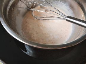 5.	再加入泡软的吉利丁片，至完全融化，