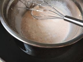 5.	再加入泡软的吉利丁片，至完全融化，