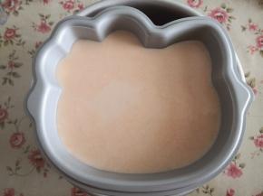 7.	将模具放平，这样做出来的布丁才厚度一样，