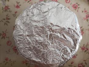 8.	盖上保鲜膜或锡纸送入冰箱冷藏至凝固，大约3个小时以上，