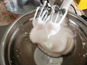 3.	剩余蛋白加入糖打发至中性发泡即可，即出现细长且有轻度弯曲的小尖角，