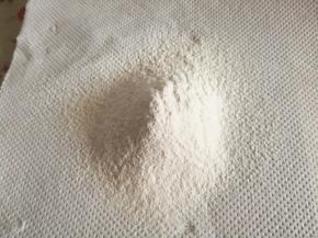 2.	低筋面粉过筛备用，