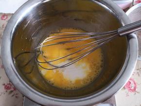 1.	2个蛋黄与1个全蛋放入干净无水无油的容器里，加入牛奶拌匀，