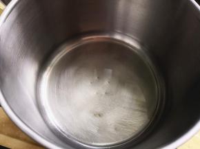 4.	玉米油倒入锅中，加热至起纹路关火。