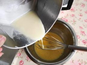 6.	面糊放凉之后倒入蛋黄糊中，拌匀，