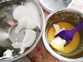 7.	取1/3的蛋白加入蛋黄中翻拌均匀，再倒入蛋白中翻拌均匀，