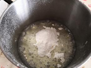 5.	倒入低筋面粉，划Z字搅拌均匀，