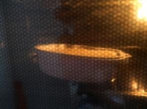 9.	烤箱预热，上下火，中下层，烤盘里放水，170度，烤25分钟，再转150度烤20分钟，