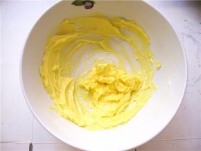 将提前软化的黄油放入容器内打至蓬松