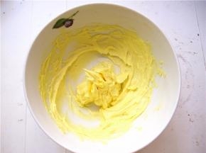 用电动打蛋器打至体积膨大，颜色发白。