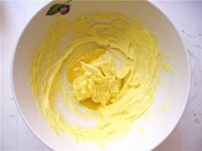 分次加入蛋液，每加一次都充分搅打均匀。