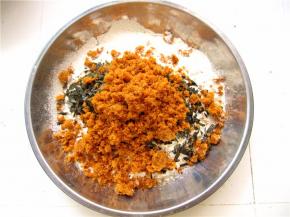 低粉里加入泡打粉，盐，肉松和海苔碎。