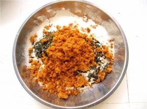 低粉里加入泡打粉，盐，肉松和海苔碎。