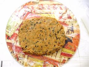 将面团移至垫板上