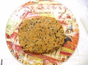 将面团移至垫板上