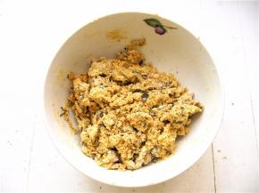 用刮刀翻拌均匀