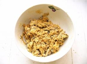 用刮刀翻拌均匀