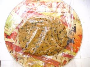 在面团上盖一块保鲜膜（这时可以预热烤箱180度