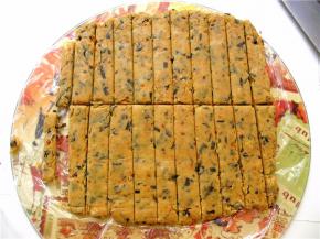 切去四边留个方形，切成长度适宜的小条。