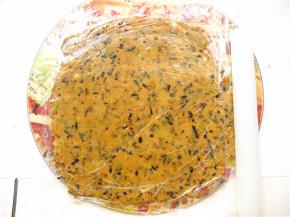 用擀面杖擀至厚1厘米左右的片。