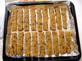 用刮板移至烤盘。