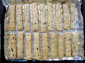 放入烤箱中层，上下火，170度烤15分钟左右。