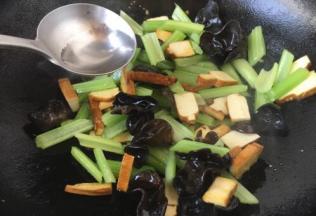 烹入20ml的开水，翻炒片刻。