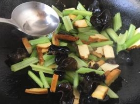 烹入20ml的开水，翻炒片刻。