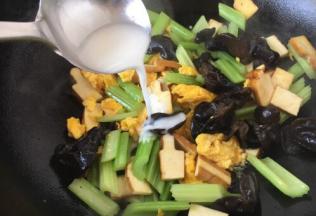 淋入1勺的水淀粉，翻炒均匀。