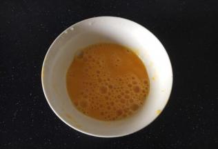 将鸡蛋打散，倒入1小勺的姜汁，搅匀。