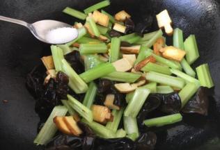 放入少许的盐调味。