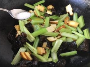 放入少许的盐调味。