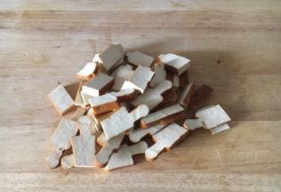 香干切成薄片。