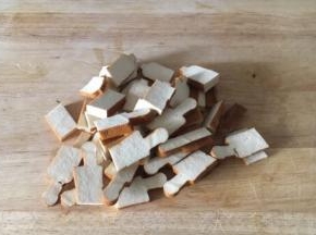 香干切成薄片。