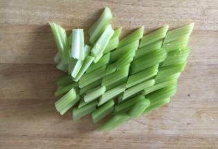 将芹菜去叶留茎，切成2厘米的段。