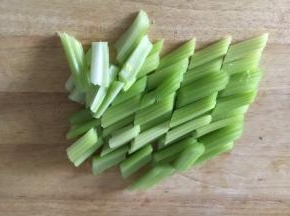 将芹菜去叶留茎，切成2厘米的段。