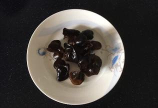 木耳提前泡发好。