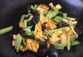 喜欢吃辣的话可放入适量的小米椒或者红油。