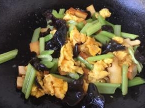 喜欢吃辣的话可放入适量的小米椒或者红油。