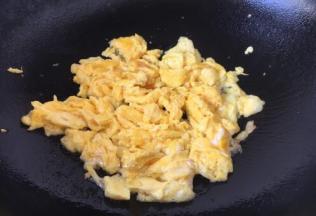 将鸡蛋炒熟，盛出备用。