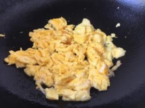 将鸡蛋炒熟，盛出备用。